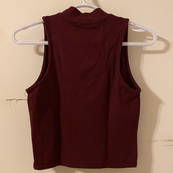 Deep red cropped tank top with cute neckline - Picture 3 of 3